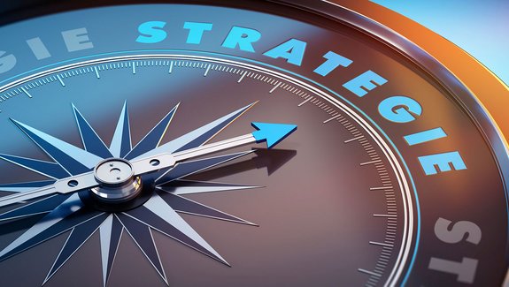 Ein Kompass in Nahaufnahme ist zu sehen sowie das Wort Strategie steht darauf